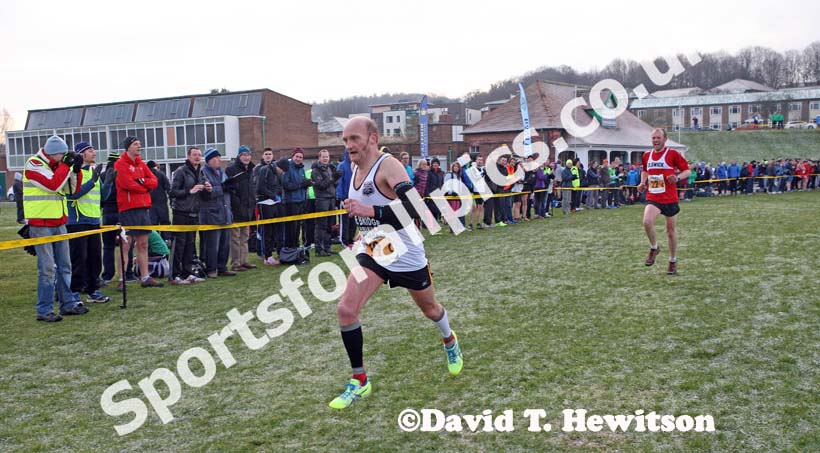 Tyne Bridge 3rd leg in vets Durham Cathedral Relays. Photo: David T. Hewitson/Sports for All Pics